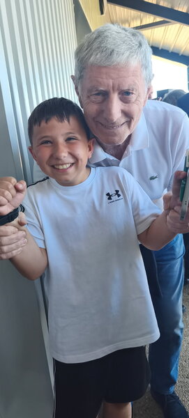 Jean-Michel Larqué avec des enfants